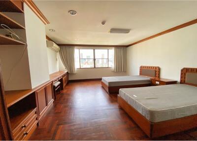 Pet friendly spacious 3 bedrooms with balcony in Sukhumvit 4.