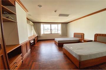 Pet friendly spacious 3 bedrooms with balcony in Sukhumvit 4.