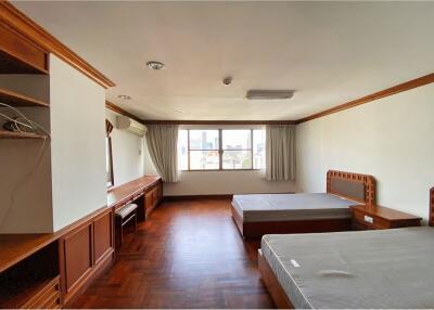 Pet friendly spacious 3 bedrooms with balcony in Sukhumvit 4.