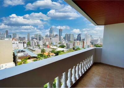 Pet friendly spacious 3 bedrooms with balcony in Sukhumvit 4.