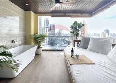 Spacious Modern 4 bedrooms Penthouse near Asoke