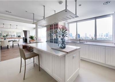 Spacious Modern 4 bedrooms Penthouse near Asoke