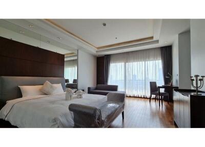 For rent new renovated 3 bedrooms in Ploenchit.Next to Lumphini Park