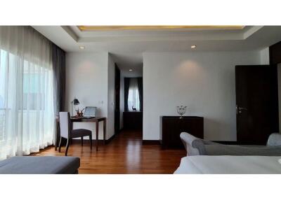 For rent new renovated 3 bedrooms in Ploenchit.Next to Lumphini Park