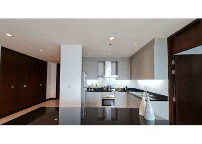 For rent new renovated 3 bedrooms in Ploenchit.Next to Lumphini Park