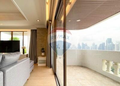 Exclusive penthouse 3+2 bedrooms just steps from Promphong BTS.