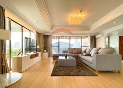 Exclusive penthouse 3+2 bedrooms just steps from Promphong BTS.