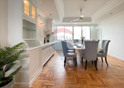 Newly renovated modern 4-bedrooms, just steps from Promphong BTS.