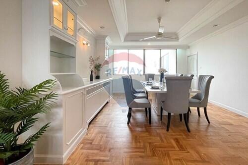 Newly renovated modern 4-bedrooms, just steps from Promphong BTS.