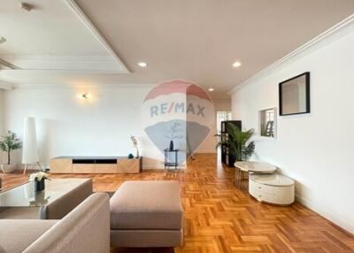 Newly renovated modern 4-bedrooms, just steps from Promphong BTS.