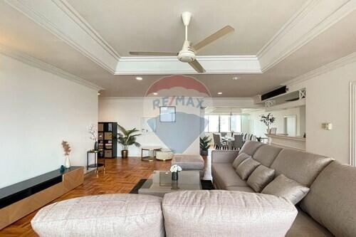 Newly renovated modern 4-bedrooms, just steps from Promphong BTS.