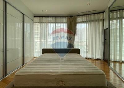 Modern 2-bedroom, fully furnished, close to Asoke BTS.