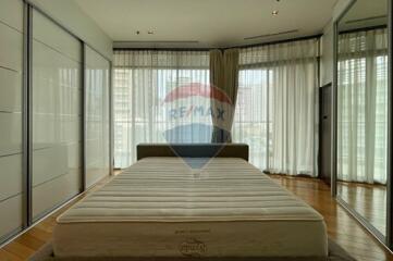 Modern 2-bedroom, fully furnished, close to Asoke BTS.