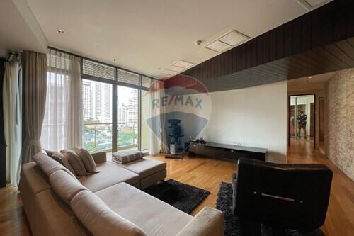 Modern 2-bedroom, fully furnished, close to Asoke BTS.