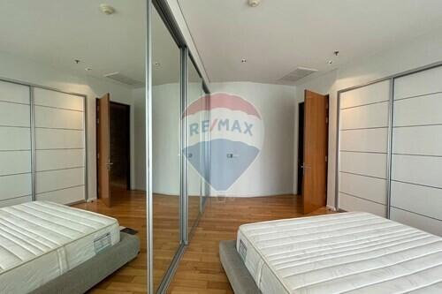 Modern 2-bedroom, fully furnished, close to Asoke BTS.