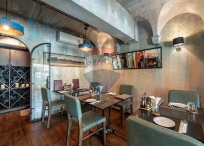 REDUCED!!! Beloved Italian Eatery in popular area! (Restaurant For Sale)