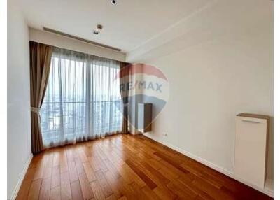 A 2 plus 1 room condominium with the Chaophraya River view.