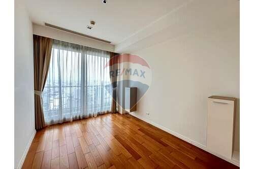 A 2 plus 1 room condominium with the Chaophraya River view.