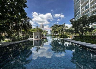 A 2 plus 1 room condominium with the Chaophraya River view.