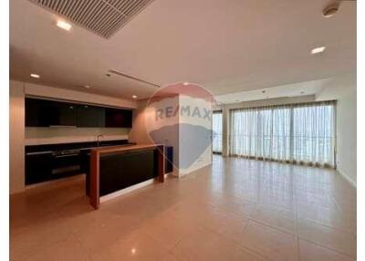 A 2 plus 1 room condominium with the Chaophraya River view.