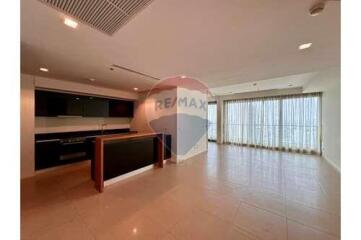 A 2 plus 1 room condominium with the Chaophraya River view.