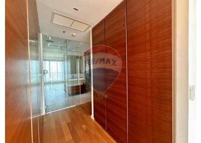 A 2 plus 1 room condominium with the Chaophraya River view.