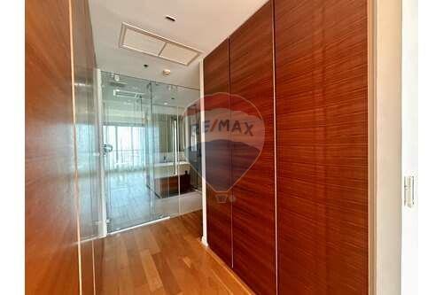 A 2 plus 1 room condominium with the Chaophraya River view.