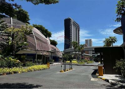 A 2 plus 1 room condominium with the Chaophraya River view.