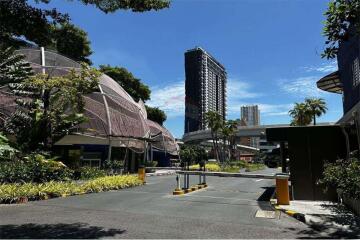 A 2 plus 1 room condominium with the Chaophraya River view.