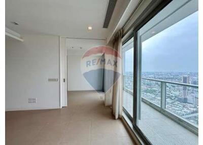 A 2 plus 1 room condominium with the Chaophraya River view.