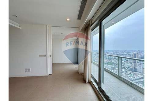 A 2 plus 1 room condominium with the Chaophraya River view.