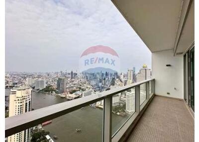 A 2 plus 1 room condominium with the Chaophraya River view.