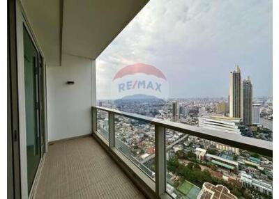 A 2 plus 1 room condominium with the Chaophraya River view.