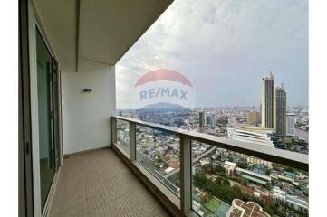 A 2 plus 1 room condominium with the Chaophraya River view.