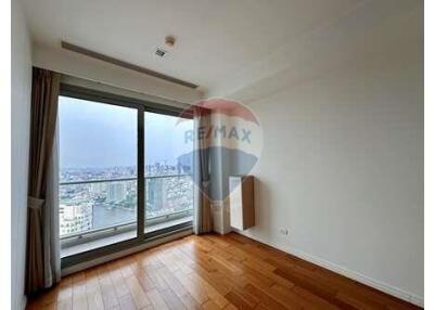 A 2 plus 1 room condominium with the Chaophraya River view.