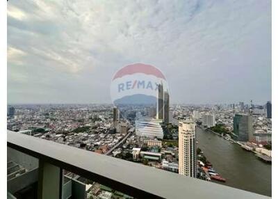 A 2 plus 1 room condominium with the Chaophraya River view.