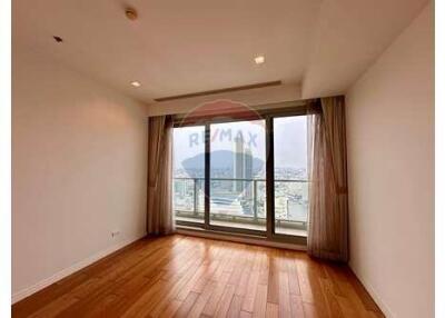 A 2 plus 1 room condominium with the Chaophraya River view.