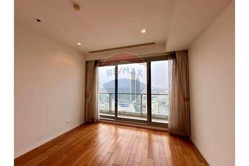 A 2 plus 1 room condominium with the Chaophraya River view.