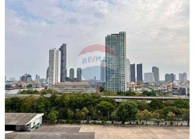 An empty room to create your own space with the Chaophraya River view.