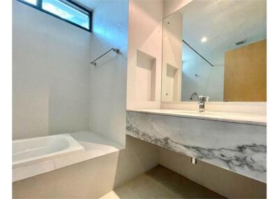 For Rent : Modern House 4+1 bedrooms with pool  Sukhumvit 63 near