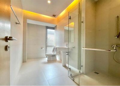 For Rent : Modern House 4+1 bedrooms with pool in private compound  Sukhumvit 63 near BTS Ekamai.