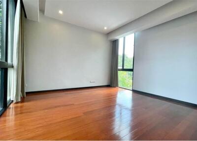 For Rent : Modern House 4+1 bedrooms with pool in private compound  Sukhumvit 63 near BTS Ekamai.