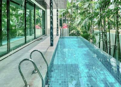 For Rent : Modern House 4+1 bedrooms with pool in private compound  Sukhumvit 63 near BTS Ekamai.