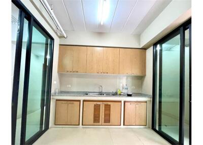 For Rent : Modern House 4+1 bedrooms with pool in private compound  Sukhumvit 63 near BTS Ekamai.