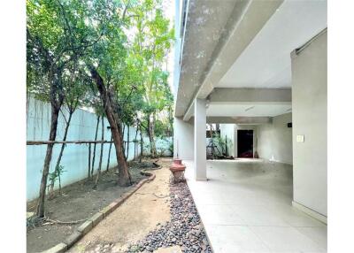 For Rent : Modern House 4+1 bedrooms with pool in private compound  Sukhumvit 63 near BTS Ekamai.