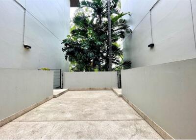 For Rent : Modern House 4+1 bedrooms with pool in private compound  Sukhumvit 63 near BTS Ekamai.