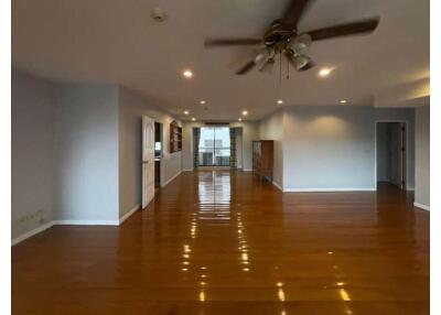 Spacious 3-Bedroom Apartment in Prime Sukhumvit Area - Pet Friendly