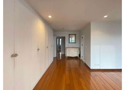 Spacious 3-Bedroom Apartment in Prime Sukhumvit Area - Pet Friendly