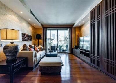 Elegant Bangkok Condo - Prime Location!