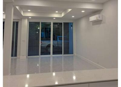 4 bed townhouse for rent pet friendly BTS Phrompong Thonglor sukhumvit